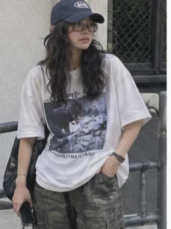 キャップとグラフィックTシャツのストリートLOOK
