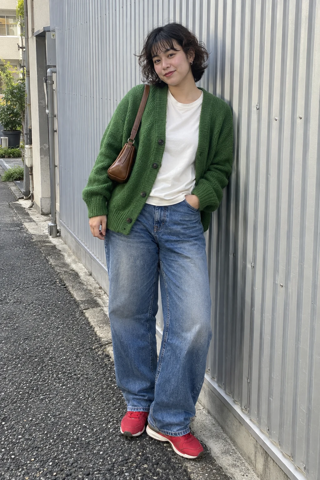 グリーンのカーディガンとデニム、赤いスニーカーのLOOK