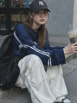 ネイビーのトラックジャケットのLOOK
