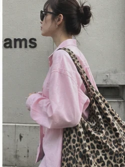 ピンクのスウェットとバッグのLOOK
