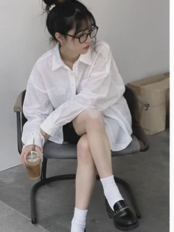 白いシャツにソックスとローファーを合わせたLOOK