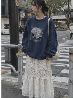 ネイビーのスウェットとレーススカートのLOOK